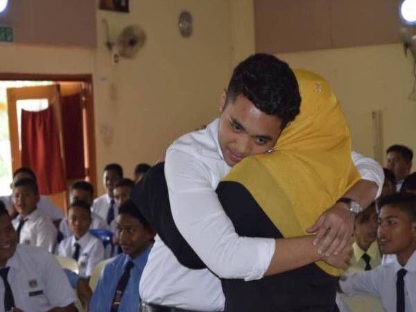 Allahyarham Ammar memeluk ibunya. 