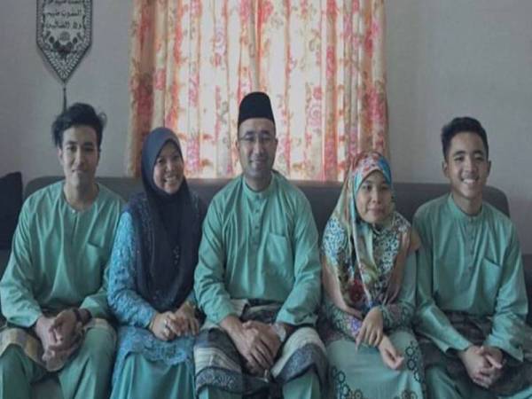 Gambar kenangan Allahyarham Ammar (kiri) bersama keluarganya ketika sambutan Hari Raya Aidilfitri pada 2018. 