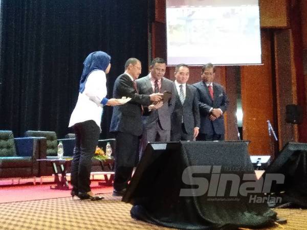 Amirudin (tiga dari kiri) membuat gimik pelancaran sewaktu majlis yang berlangsung di Auditorium Dewan Jubli Perak, hari ini.