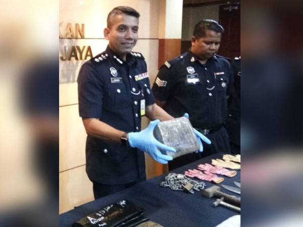 Nik Ezanee (kiri) menunjukkan dadah jenis ganja yang berjaya dirampas daripada suspek pada sidang akhbar di Ibu Pejabat Polis Daerah (IPD) Petaling Jaya di sini hari ini.