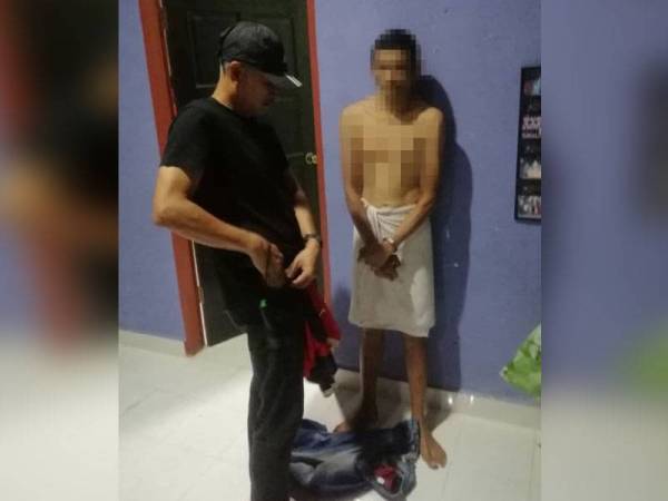 Pegawai AADK menyoal siasat suspek selepas turun dari siling.