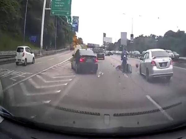 Mangsa gagal mengelak sebelum melanggar sebuah kereta jenis BMW warna hitam yang mengubah laluan secara tiba-tiba dalam kejadian di Lebuhraya Persekutuan dari arah Subang menghala Kuala Lumpur, Petaling Jaya, semalam.
