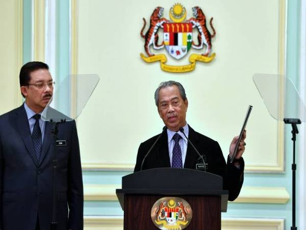 Muhyiddin (kanan) semasa mengumumkan pelantikan para Jemaah Menteri di Bangunan Perdana Putra hari ini.
Turut kelihatan, Ketua Setiausaha Negara Datuk Seri Mohd Zuki Ali. Foto: Bernama