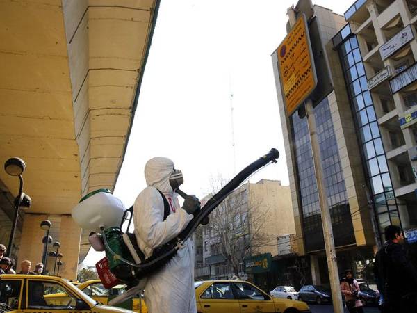 Semburan nyahjangkit giat dilakukan di seluruh Teheran. - Foto AFP