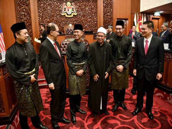 Enam senator (dari kiri) Datuk Dr Ahmad Masrizal Muhammad, Datuk Dr Mah Hang Soon, Tengku Datuk Seri Zafrul Tengku Abdul Aziz, Datuk Seri Dr Zulkifli Mohamad Al-Bakri, Wan Ahmad Fayhsal Wan Ahmad Kamal dan Datuk Lim Ban Hong selepas upacara mengangkat sumpah Ahli Dewan Negara.- Foto Bernama