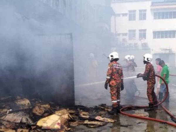 Bomba memadam kebakaran membabitkan stor barangan terpakai sebuah pasar raya di Sungai Buloh semalam.