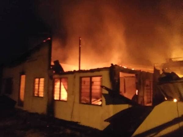 Kebakaran berhampiran Kampung Singkir Paya, Singkir, Bedong itu turut memusnahkan lima kenderaan.