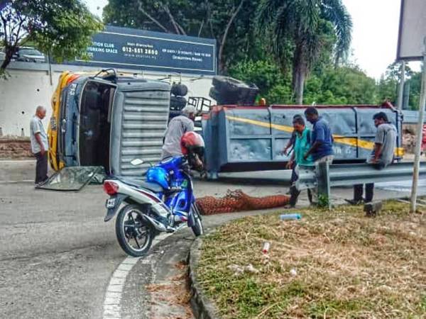 Lori sampah terbalik di Jalan Tunku Kudin dalam kejadian pagi tadi menyebabkan kesesakan lalu lintas sejauh 8km.