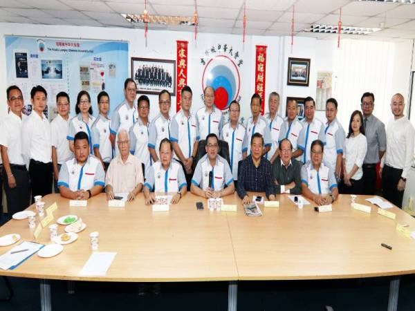 Jawatankuasa KLCAH. Dari kiri, Penasihat Undang-undang, Datuk Michael Wong; Pengasas dan Penasihat, Datuk Liew Poon Siak; Penasihat, Tan Sri Datuk Tee Hock Seng; Presiden, Datuk Seri Dr KK Chai; Penasihat, Tan Sri Lim Soon Peng; Penasihat, Datuk Seri Michael Chong; dan Naib Presiden, Datuk Seri Chong Lian Foo.