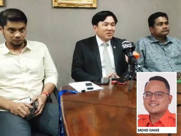 Hasnul Zulkarnain (kiri) bersama Paul Yong dan Sivasubramaniam mengisytiharkan keluar parti masing-masing dan menyokong Perikatan Nasional di Perak pada satu sidang media di Ipoh semalam.