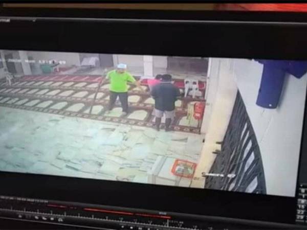 Rakaman CCTV menunjukkan Azhar (kiri) menyergah lelaki terbabit yang kemudian berpura-pura solat.