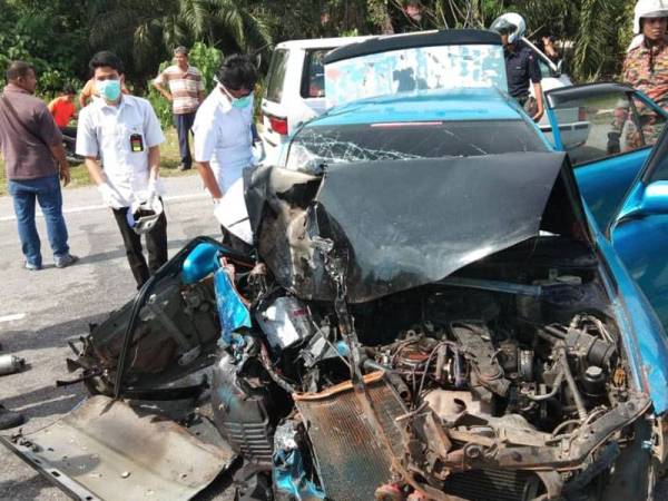 Keadaan kereta Proton Wira dinaiki lima sekeluarga yang terbabas di Bota petang tadi. - Foto PDRM