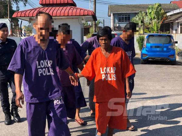 Abdullah (dua dari kanan) tiba di Mahkamah Bachok dan mengaku tidak bersalah atas tuduhan cuai hingga menyebabkan kematian seorang pesara tentera ketika berburu di Pasir Puteh pada bulan lalu.