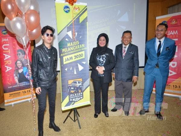 Haslina (tiga dari kanan) bersama Haqiem Rusli (kiri) yang dilantik sebagai duta JAM 2020. - FOTO SHARIFUDIN ABDUL RAHIM
