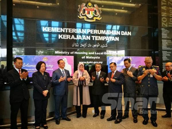 Zuraida (tengah) menadah tangan ketika bacaan doa pada majlis sambutan ketibaannya di Pejabat KPKT Putrajaya di sini hari ini.