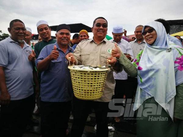 Muhammad Sanusi membuat lawatan ke jeti Pasar Bisik Kuala Muda bagi meninjau lambakan ikan bersama ADUN Pas Kedah, hari ini.