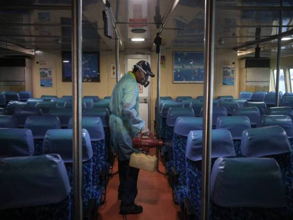 Pekerja feri penumpang ke Langkawi, Konsortium Ferry Line Ventures Sdn Bhd mengambil inisiatif membersihkan 35 buah feri secara lebih kerap bagi mengelak sebarang risiko penularan Covid-19 di kalangan penumpang tempatan dan antarabangsa di Jeti Penumpang Antarabangsa Kuah hari ini. - Foto Bernama