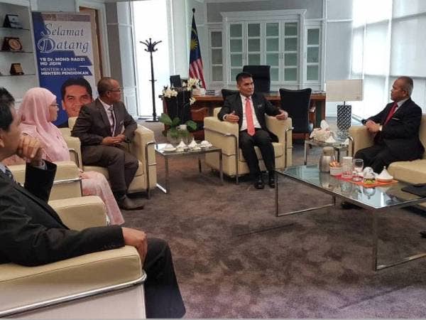 Mohd Radzi mengadakan perbincangan dengan pegawai kanan kementerian sejurus melapor diri di Kementerian Pendidikan hari ini.