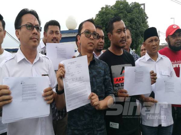 Faridzul Azlan (dua dari kiri) menunjukkan laporan polis yang dibuat Pemuda UMNO Perak terhadap kenyataan fitnah oleh akaun Facebook menggunakan nama sebuah portal berita.