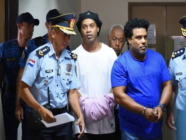 Ronaldinho (tengah) dan Moreira (kanan) dihadapkan ke mahkamah di Asuncion pada Sabtu lalu. -Foto Agensi 