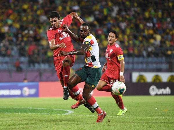 Pemain Kedah Kpah Sean Sherman (kanan) cuba mengawal bola dari pemain UiTM FC Victor Clotaire Michel Nirennold (kiri) pada perlawanan Liga Super di Stadium UiTM hari ini. - Foto Bernama
