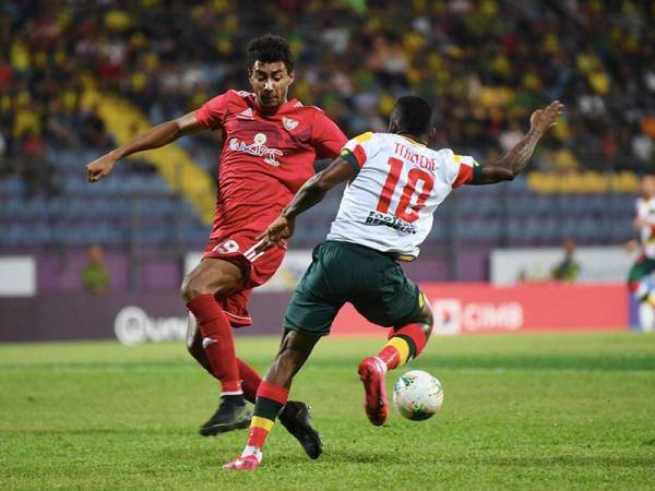 Pemain Kedah Tchetche Hermann Brice Kipre (kanan) cuba mengawal bola dari pemain UiTM FC Victor Clotaire Michel Nirennold pada perlawanan Liga Super di Stadium UiTM hari ini. - Foto Bernama