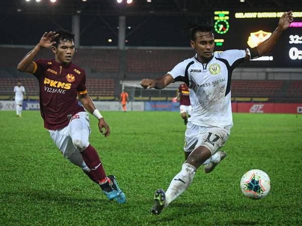 Pemain Sarawak United Mohd Amri Yahyah (kanan) mengasak pemain Selangor 2 Muhammad Aidil Azuan pada perlawanan Liga Premier 2020 di Stadium Bola Sepak Kuala Lumpur hari ini. - Foto Bernama