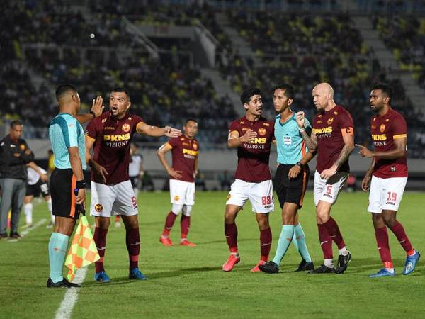 Beberapa pemain pasukan Selangor tidak berpuas hati terhadap keputusan pengadil perlawanan Mohd Amirul Izwan Yaacob (tiga, kanan) selepas pemain pasukan Terengganu FC (TFC) Mohammad Rahmat Makasuf menjaringkan gol yang dikatakan 'offside' pada saingan Liga Super Malaysia 2020 di Stadium Sultan Mizan Zainal Abidin, Gong Badak malam ini. - Foto Bernama