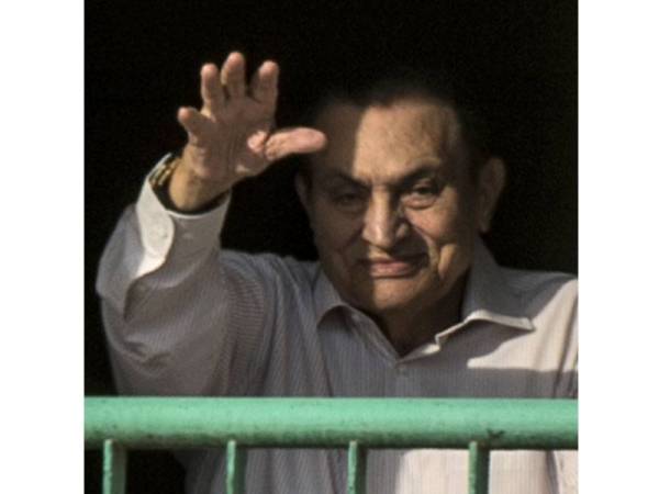 Mubarak melambai tangan dari biliknya di Hospital Tentera Maadi di Kaherah pada 6 Oktober 2016. - Foto AFP
