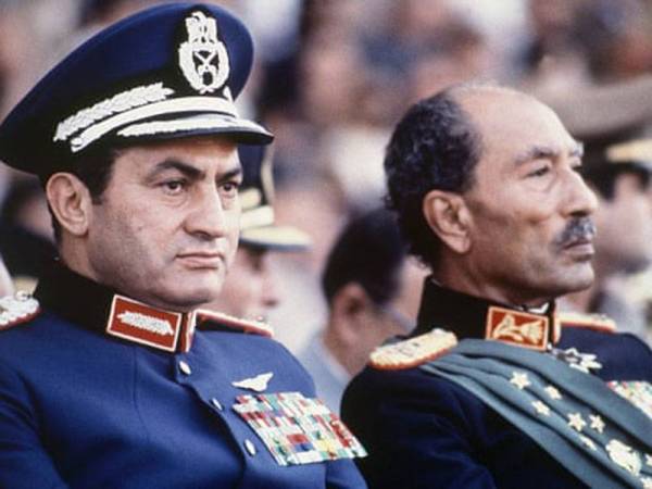 Mubarak (kiri) bersama Anwar Sadat pada tahun 1981. - Foto AP