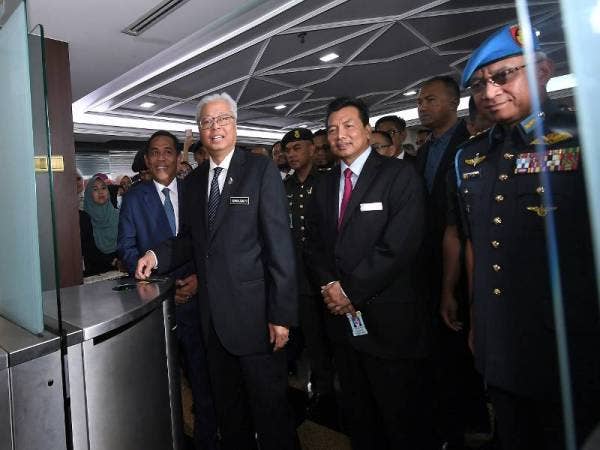 Ismail Sabri mengimbas kad pada mesin perakam waktu elektronik sejurus tiba pada hari pertamanya di Kementerian Pertahanan hari ini. - Foto Bernama