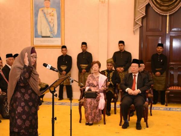 Norlela mengangkat sumpah sebagai Exco Pertanian dan Industri Asas Tani, Pembangunan Luar Bandar dan Kesihatan di Seri Mutiara hari ini.