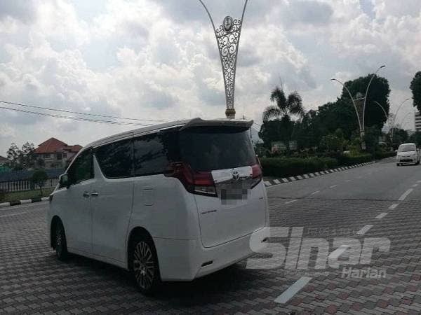 Kenderaan dipercayai membawa Zambry keluar dari pekarangan Istana Kinta, di sini selepas dipercayai menghadap Sultan Nazrin hari ini.