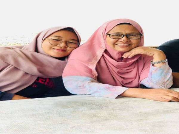 Norlina (kanan) bersyukur anaknya, Nur Adlynn Adryana (kiri) menerima keputusan cemerlang dalam peperiksaan SPM bari ini.