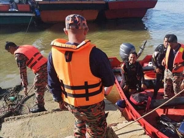 Anggota bomba menggerakkan operasi SAR bagi mengesan mangsa yang dikhuatiri lemas di Sungai Kuantan dekat Kampung Peramu di sini.