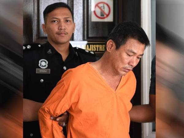 Siat Fui dibawa keluar dari Mahkamah Majistret selepas dituduh membunuh jirannya seminggu lepas.
- Foto Bernama