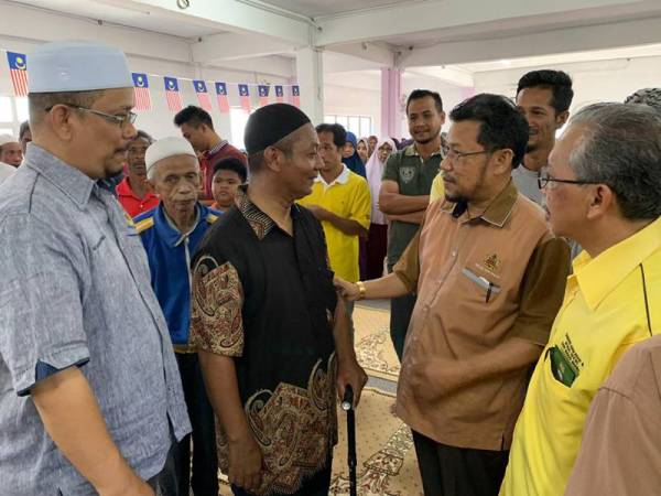Walaupun kini sudah membarisi kepimpinan kerajaan pusat, namun Che Abdullah tetap tidak kekok bermesra dengan penduduk kampung yang hadir menerima bantuan.