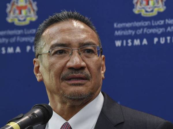 Hishamuddin semasa sidang media selepas sesi taklimat oleh Jabatan Protokol dan Konsular Kementerian Luar di Wisma Putra hari ini.- Foto Bernama