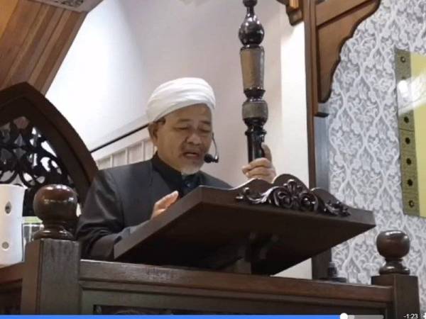 Tuan Ibrahim menyampaikan khutbah di Surau Al-Furqan, Presint 11 di Putrajaya.