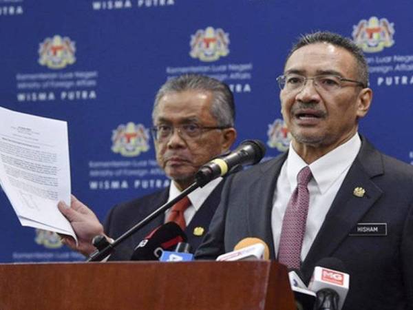 Hishammuddin bersama timbalannya, Datuk Kamaruddin Jaffar pada sidang media di Wisma Putra, Putrajaya.