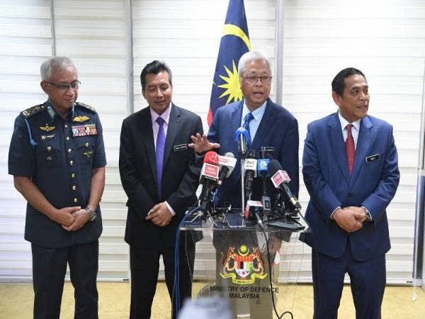 Ismail Sabri (dua dari kanan) ketika sidang media di Wisma Pertahanan hari ini. - Foto Bernama