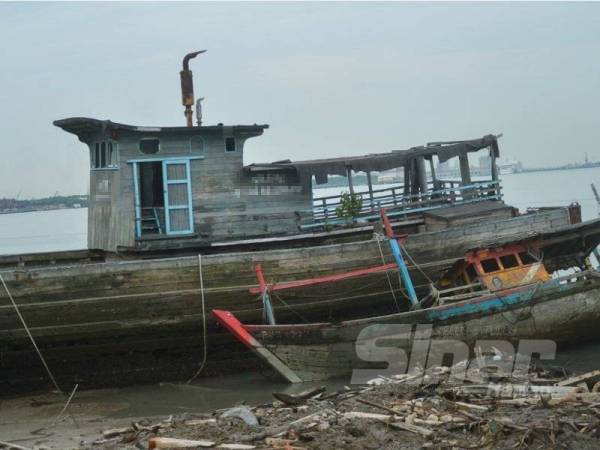 Antara bot barter trade yang disita selepas dipercayai digunakan untuk kegiatan penyeludupan.