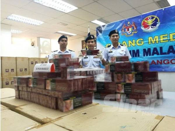 Antara kejayaan APMM dalam mengekang aktiviti penyeludupan rokok melalui perairan negara.