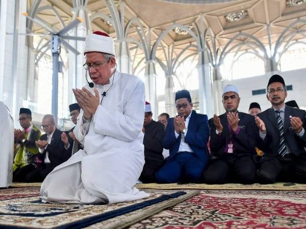 Zulkifli memimpin bacaan doa selepas solat sunat hajat pada majlis Tausiyah 'Am Agensi Agama di Masjid Tuanku Mizan Zainal Abidin semalam. Turut hadir Timbalannya, Ahmad Marzuk Shaary (tiga dari kanan). - Foto Bernama