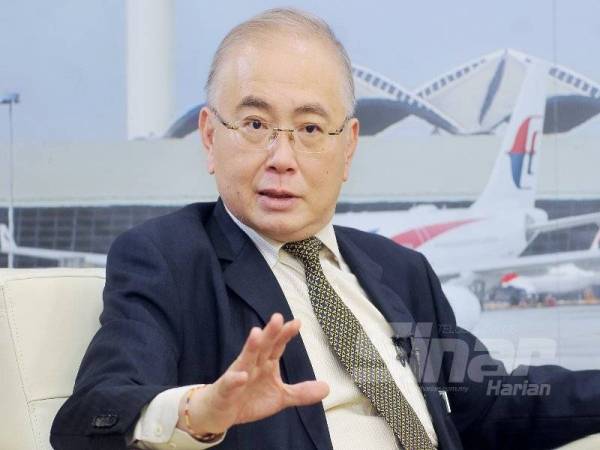 Temubual eksklusif Wee Ka Siong bersama Sinar Harian di pejabatnya semalam. - Foto ROSLI TALIB