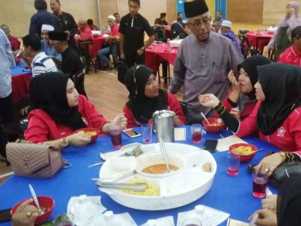 Ismail(berdiri) menyantuni sebahagian tetamu yang hadir dalam majlis tersebut semalam.