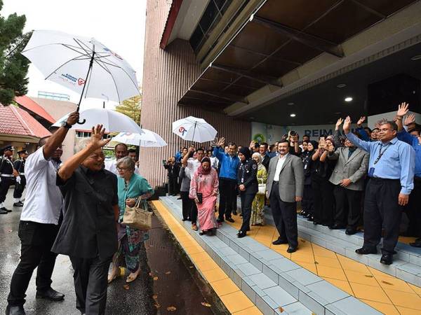 Moggie (dua dari kiri) melambai kepada warga kerja TNB di Dewan Serbaguna Kompleks Sukan TNB, Bangsar pada Rabu lalu. Beliau bersara selepas 16 tahun memimpin TNB.