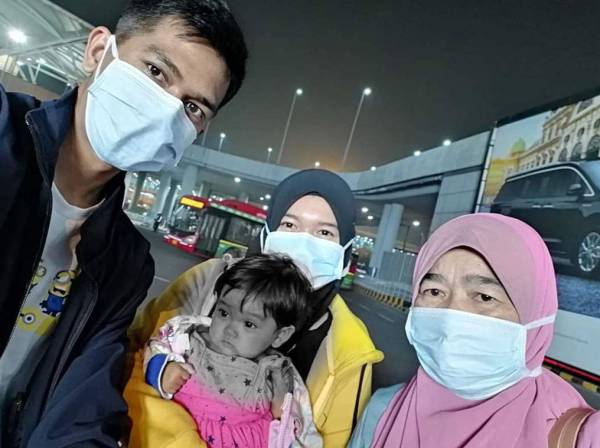 Muhammad Shahrul Azlan bersama bayinya, Tuan Nur Raisha Mikayla; isteri, Siti Nur Amira dan ibu mentua, Rusnani Awang tiba di India pada 28 Februari lalu. - Foto Facebook Tuan Muhammad Shahrul Azlan