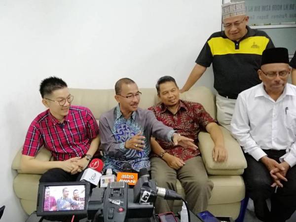 Noor Azmi (dua dari kiri) pada sidang media hari ini.