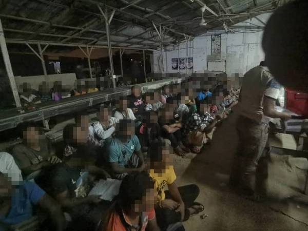 Antara Pati yang diperiksa dalam operasi bermula jam 12.30 tengah malam. - Foto Jabatan Imigresen Selangor